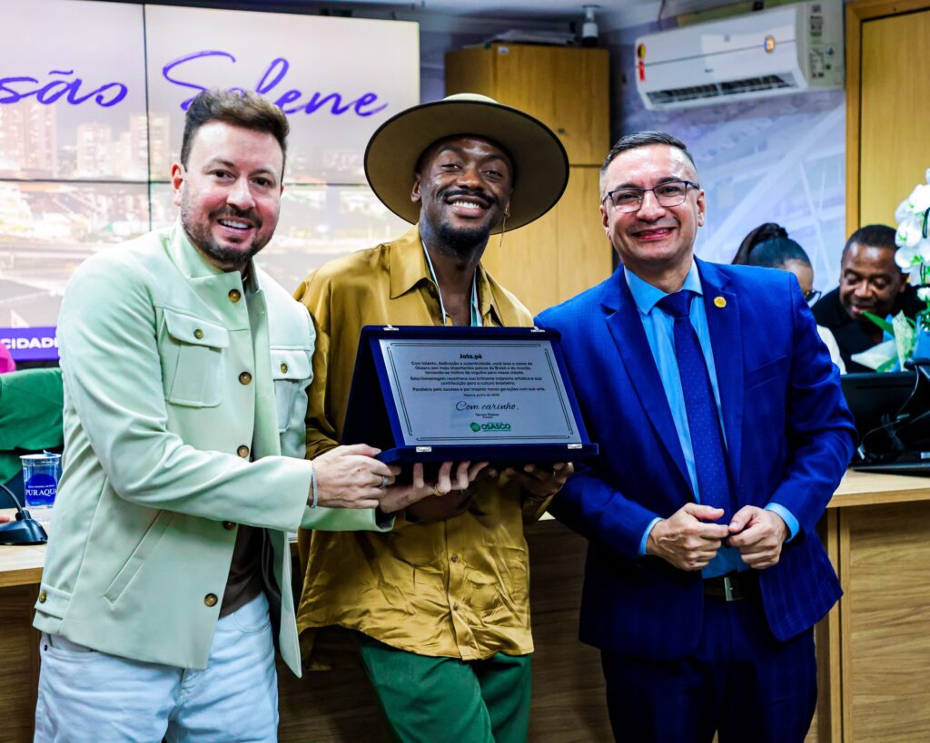 cantor-e-compositor-osasquense-jotape-e-homenageado-na-camara-municipal.