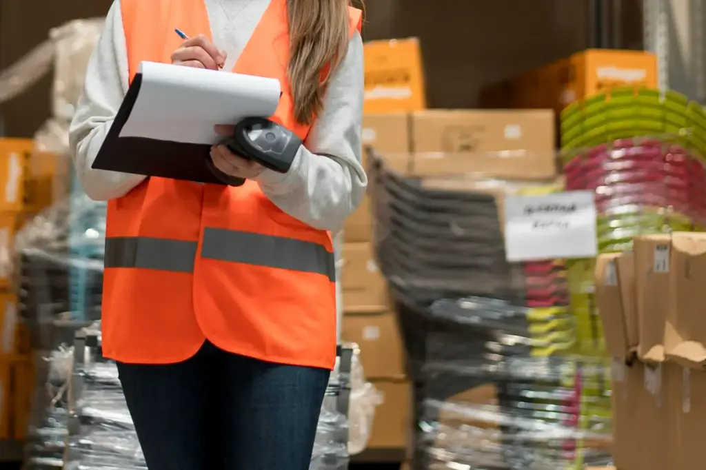 vaga-para-auxiliar-de-logistica-oferece-salario-de-r$-2,4-mil-e-nao-exige-experiencia